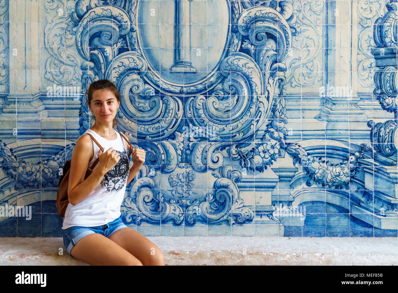Young Woman Posing touristique près d'azulejos portugais à Lisbonne Mur Banque D'Images