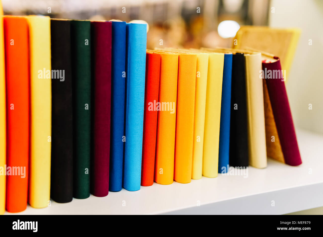 Ordre du jour livres colorés dans une rangée sur l'étagère de la librairie Banque D'Images