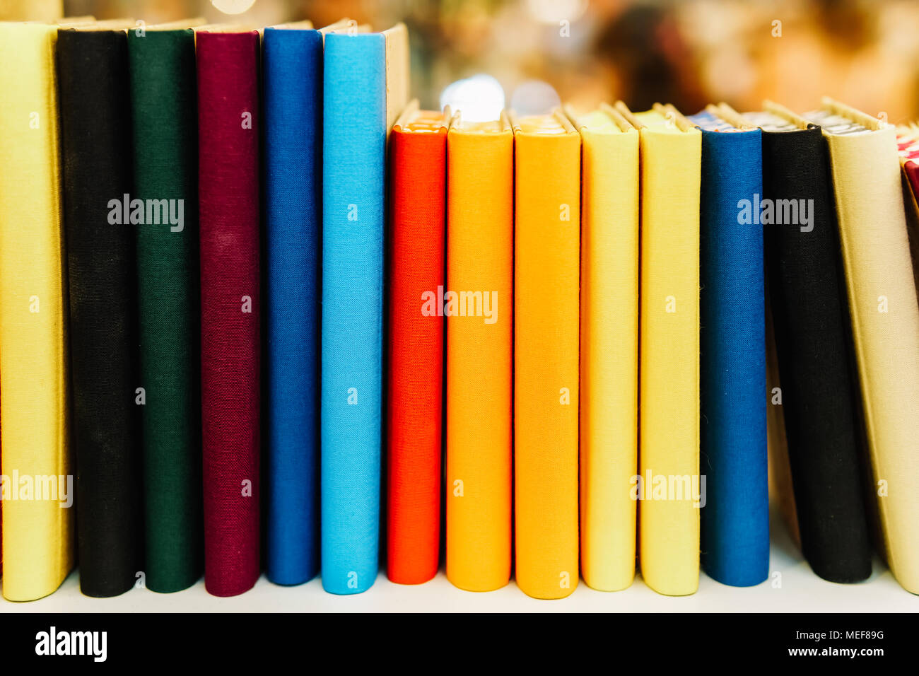 Ordre du jour livres colorés dans une rangée sur l'étagère de la librairie Banque D'Images