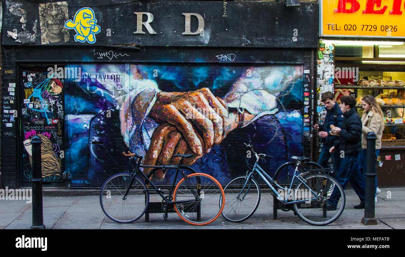 Les rues de Londres avec l'art de rue et réaliste de la vie citadine avec un message Banque D'Images
