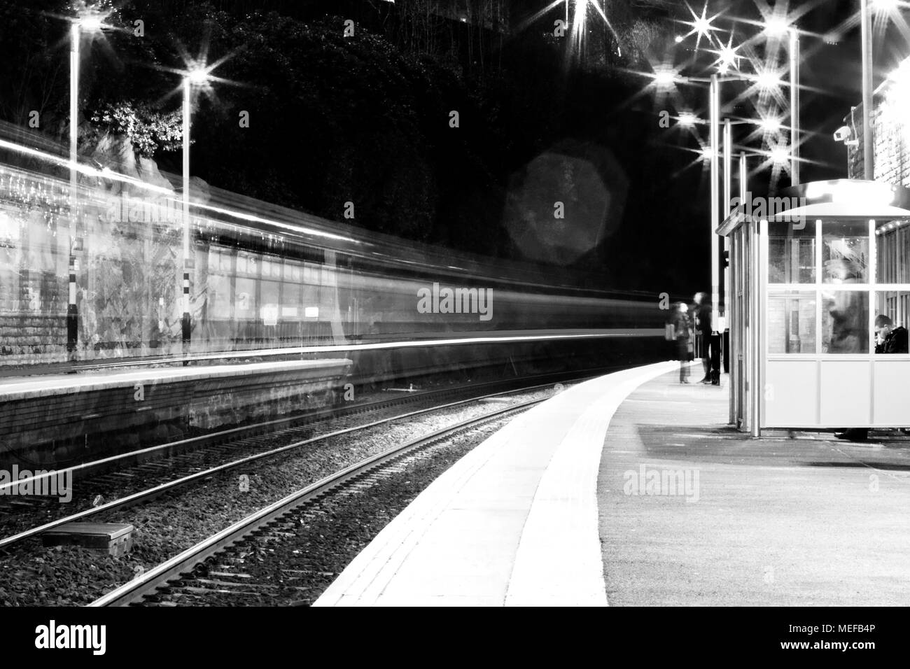 Train de nuit longue exposition et légèreté de mouvement avec les ombres Banque D'Images