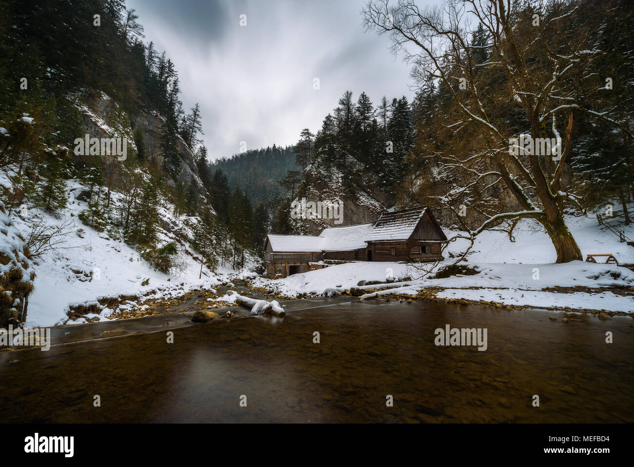 Ancien moulin à eau en bois en hiver Banque D'Images