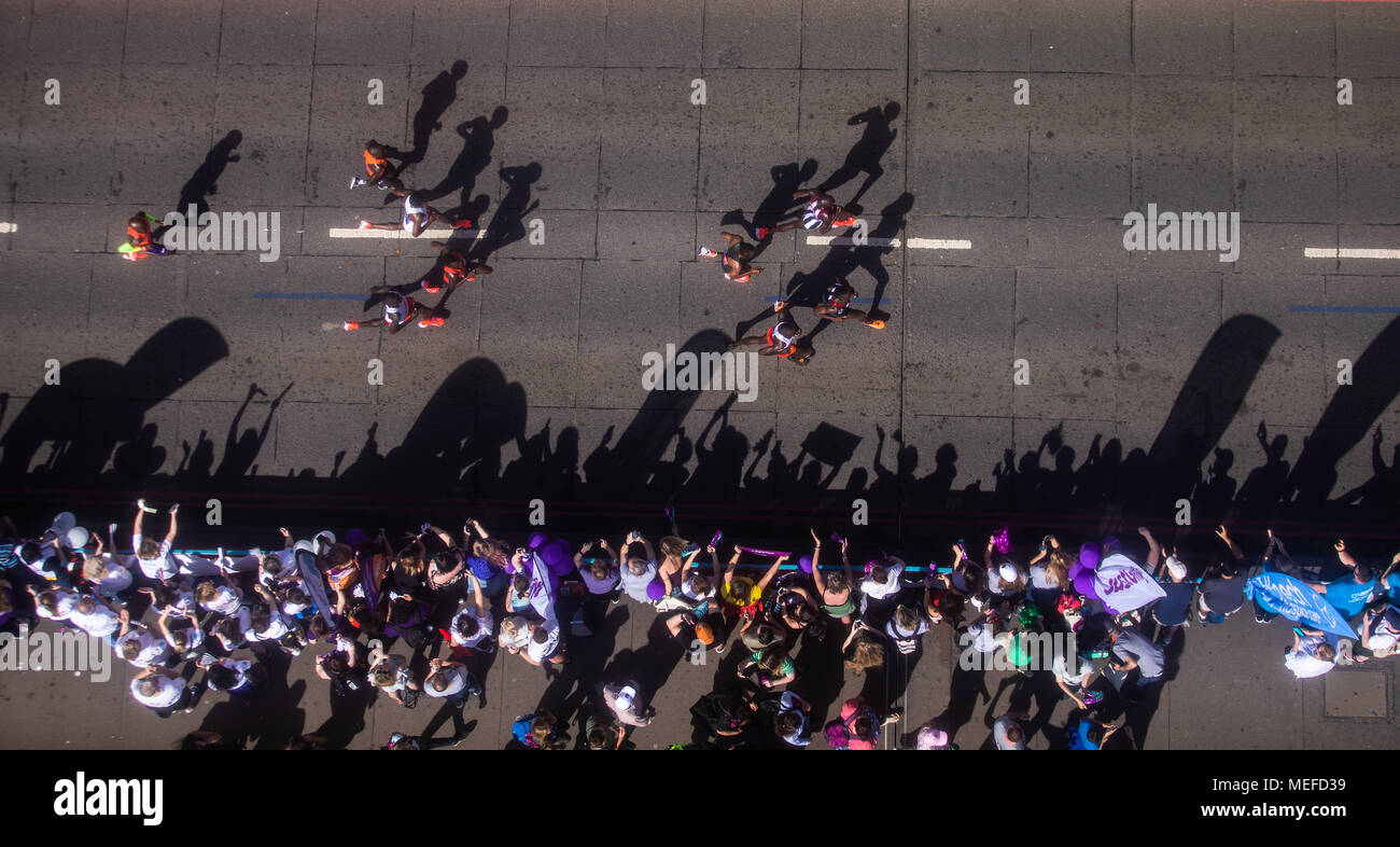 Les hommes Elite atteignent le point de passage, vu depuis le plancher de verre de l'exposition Tower Bridge lors du marathon de Londres Virgin Money 2018. Banque D'Images