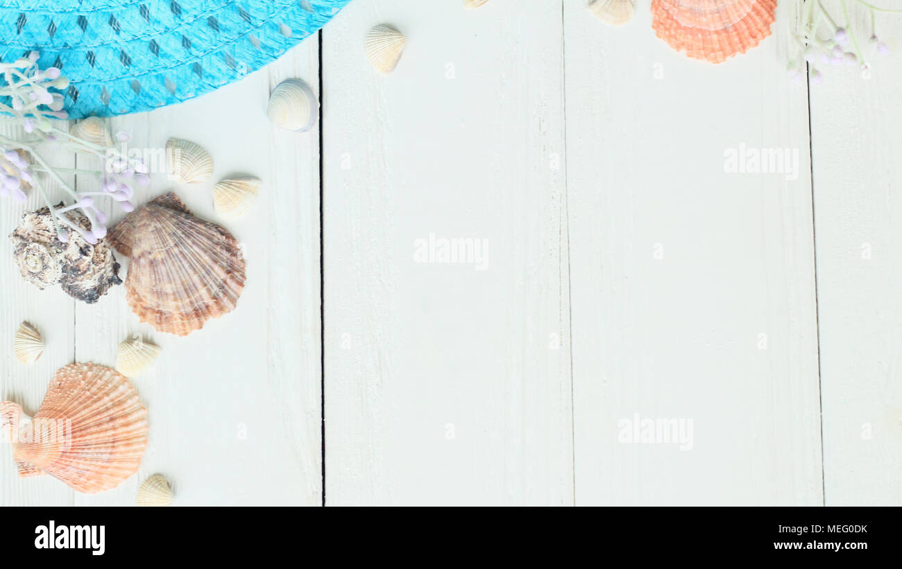 Chapeau de paille et les coquillages de la plage sur un fond de bois.photo avec place pour le texte Banque D'Images