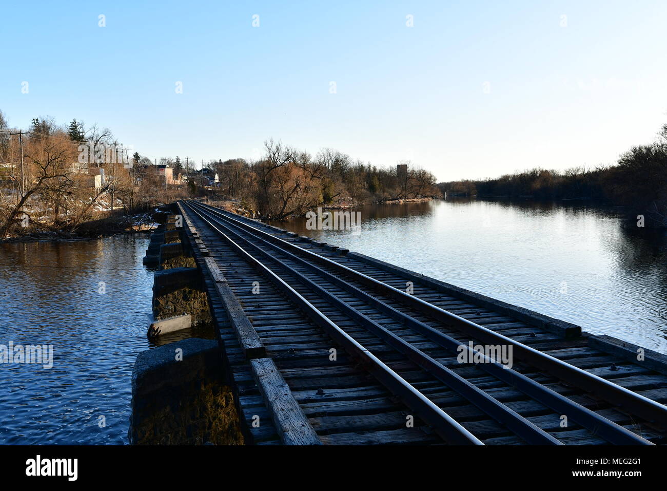 Un vieux pont de chemin de fer sur Forbes Creek dans la région de Cambridge, ON, Canada, près de l'Étang Mill Mill Run et Trail Banque D'Images