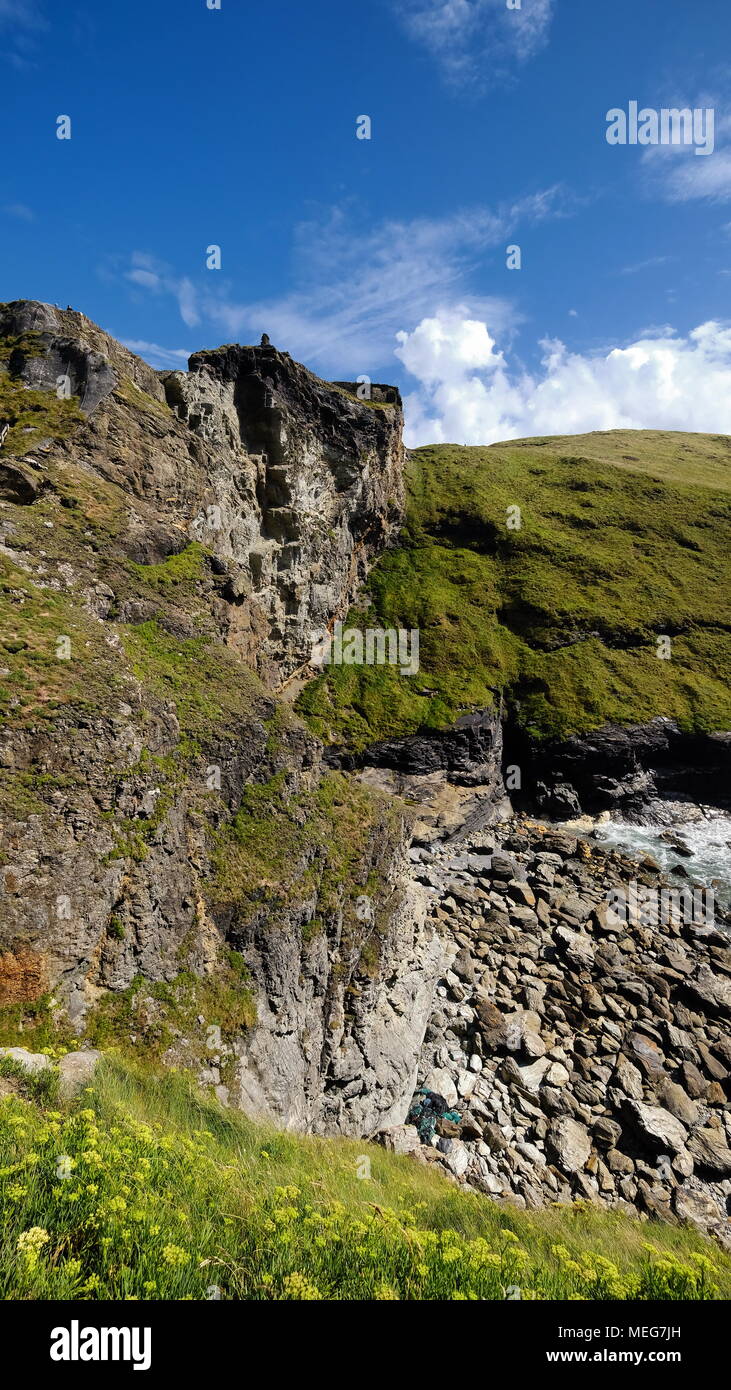 À l'Est, vers Tintagel montrant le paysage ci-dessous, à l'origine c'est là que les déchargés des navires que osé naviguer si près. Banque D'Images