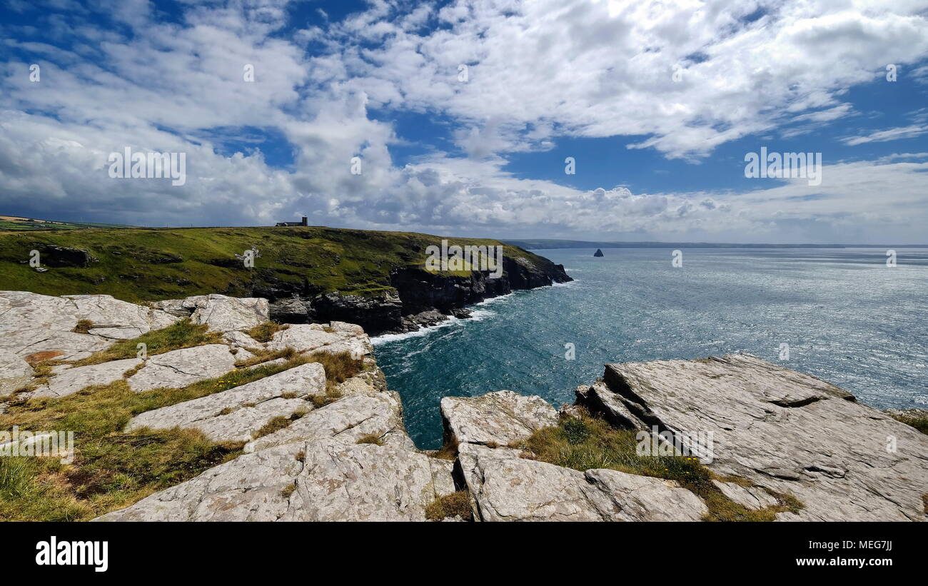 À sud-ouest vers St Materiana's Church et le littoral accidenté de l'île de Cornouailles Tintagel. Banque D'Images