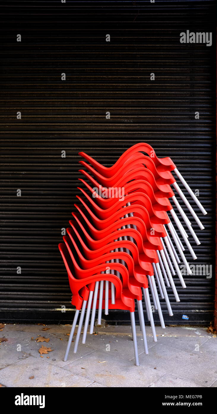 Chaises empilées dans un café à Valence, en Espagne. Banque D'Images