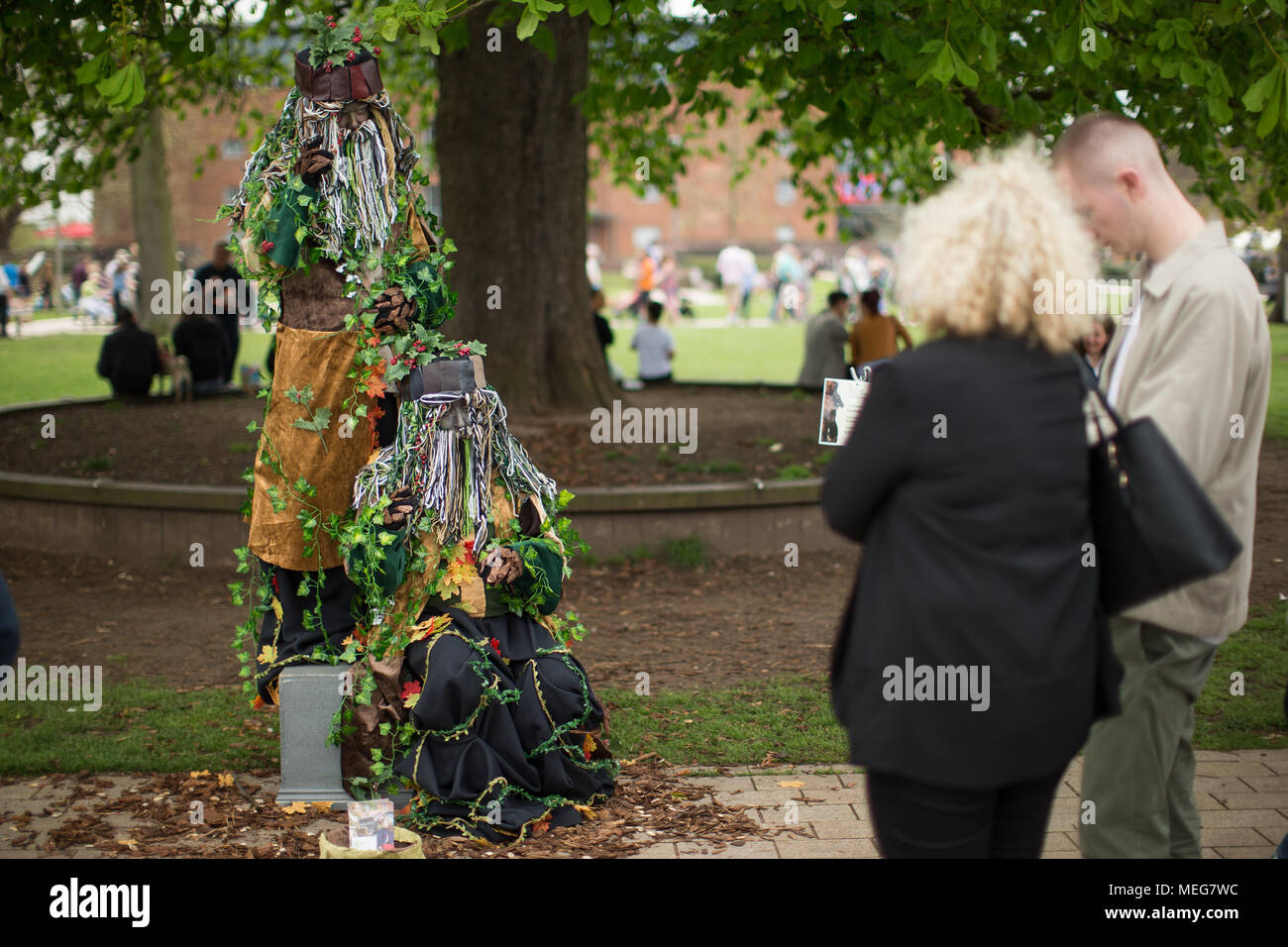 Les artistes britanniques et allemandes au cours de la vie Greenmen National Statue Concours pour le 454 e anniversaire de Shakespeare dans le Bancroft Garden's à Stratford-Upon-Avon. Banque D'Images