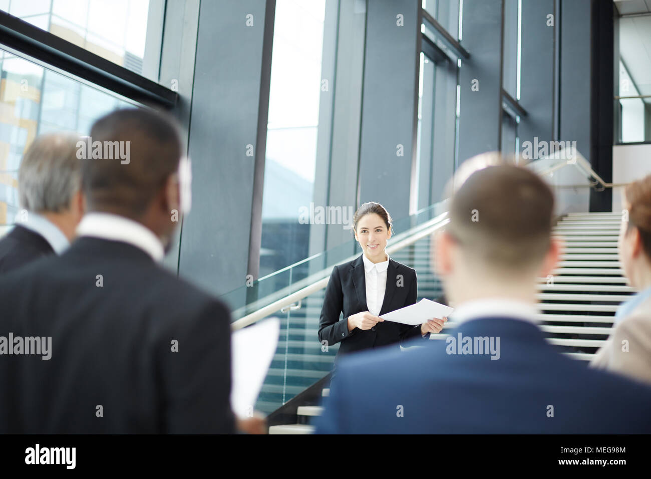 Rapport du young businesswoman Banque D'Images