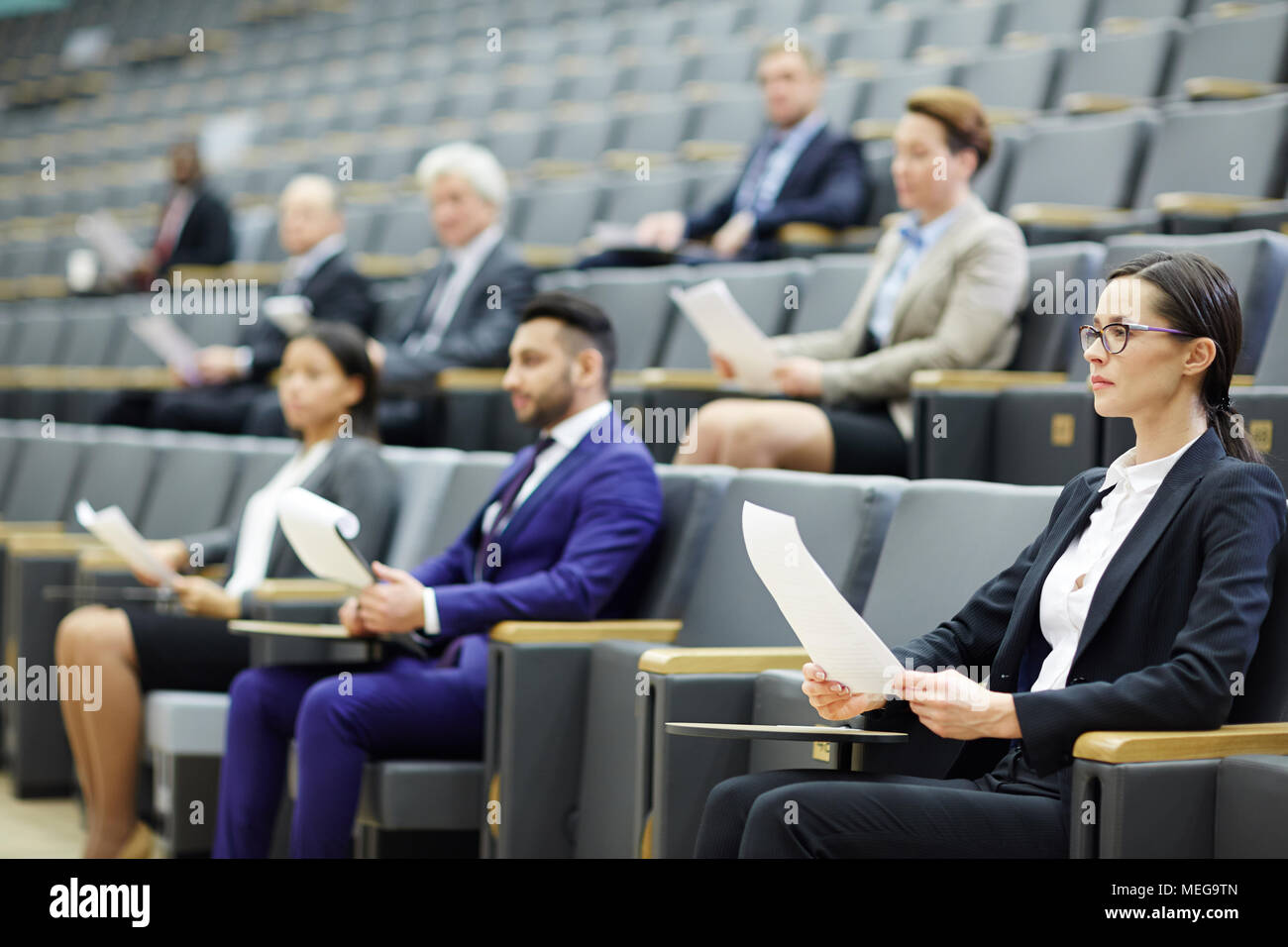 Les gens à l'écoute de l'orateur Banque D'Images