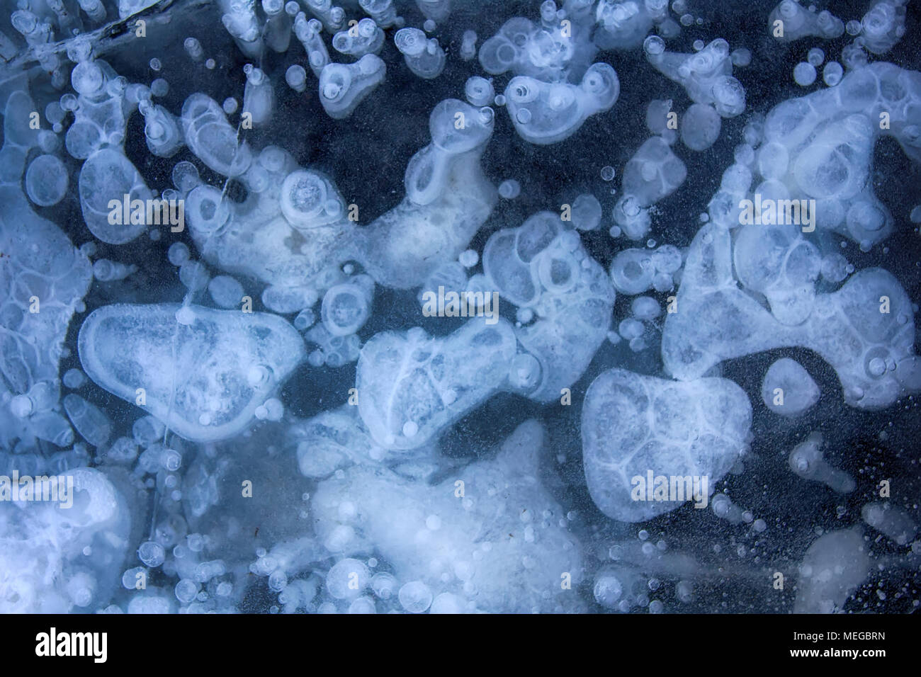 La glace fond belle après une forte gelée. congelé dans la cavité de la glace avec de l'oxygène Banque D'Images