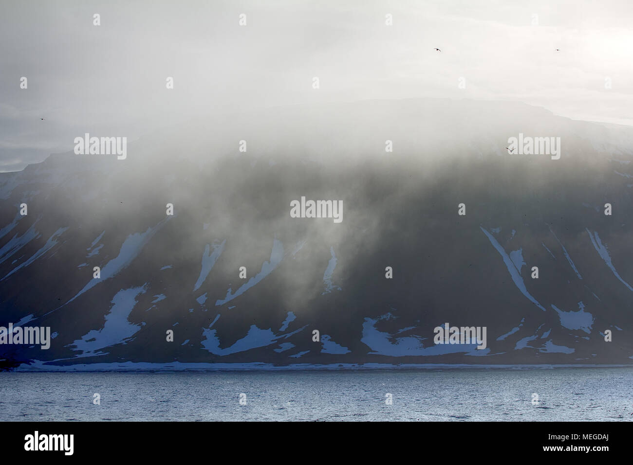 Couvercle sombre dans l'Arctique glacier Franz-Josef ( terre, Northbrook island). Pris sur le cloud. fiche glaciaire Faites glisser les nuages au-dessus du glacier et à Falaise Banque D'Images