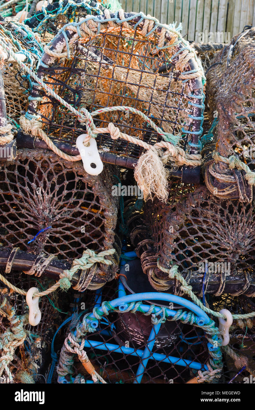 Des casiers à crabe et homard ou des casiers empilés sur un mur du port à  Mevagissey Cornwall shell utilisés pour la capture de poissons et crustacés  Photo Stock - Alamy