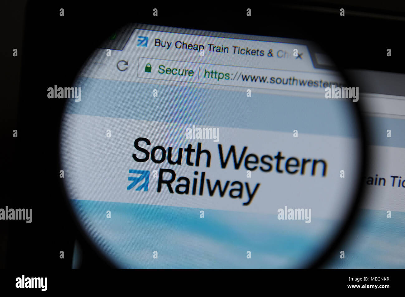 Le South Western Railway site vu à travers une loupe Banque D'Images