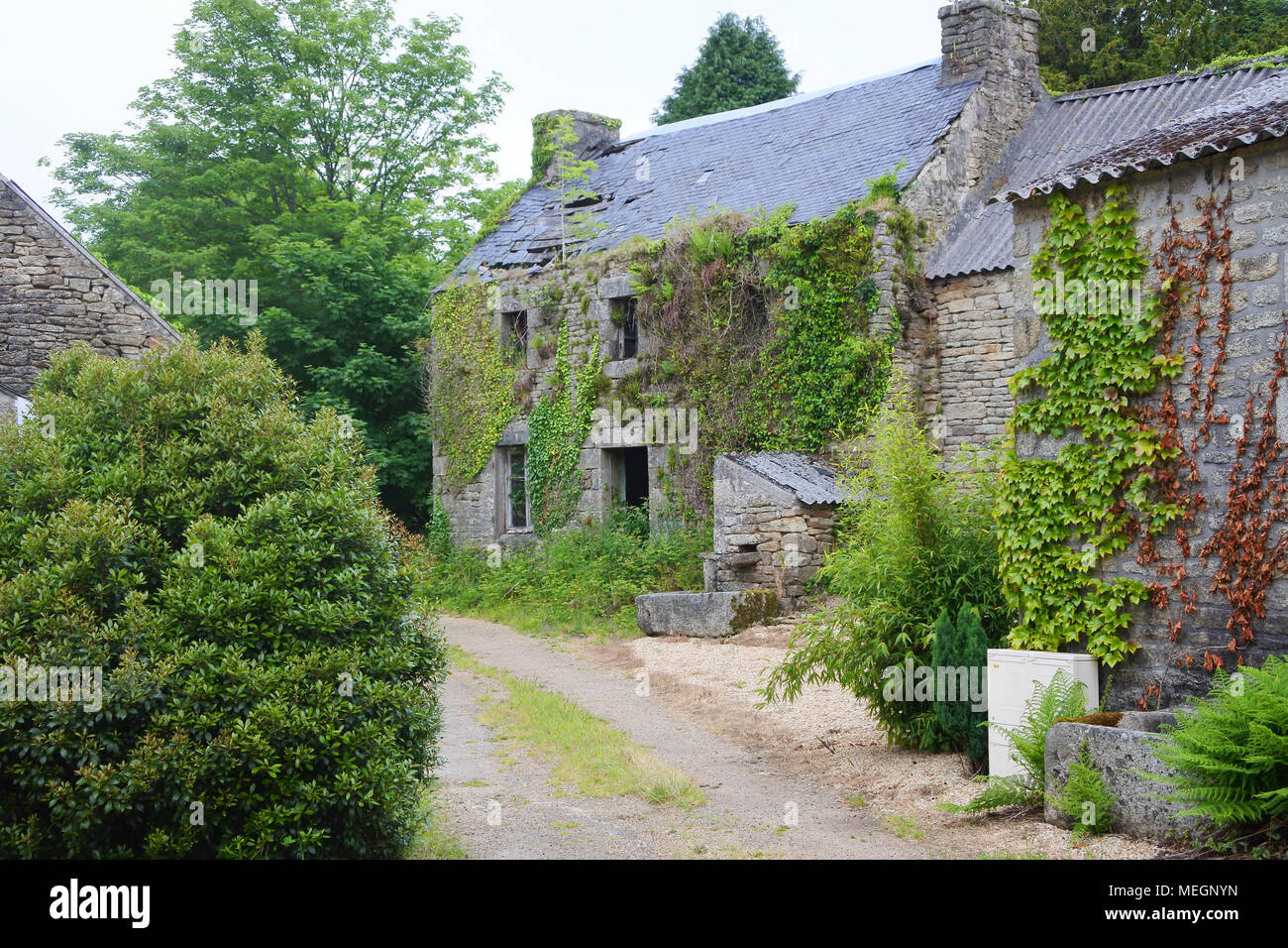 Un groupe de bâtiments de ferme, Berrien, Bretagne, France - John Gollop Banque D'Images