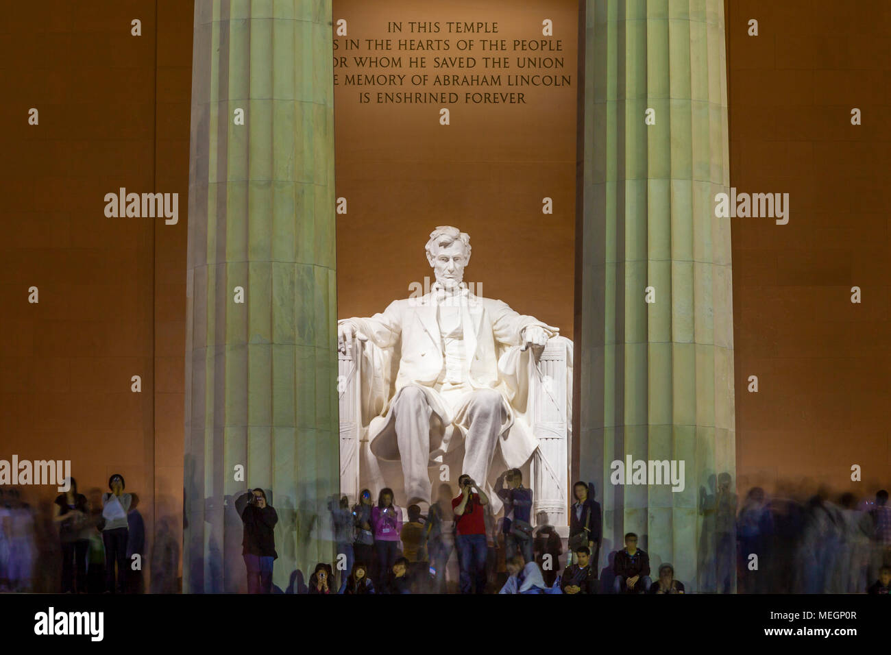 Les touristes au Lincoln Memorial, au crépuscule, Washington, DC, USA Banque D'Images
