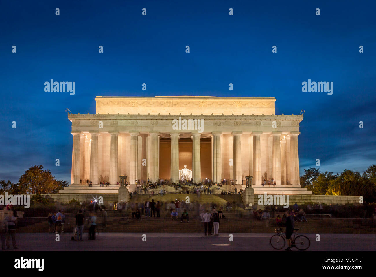 Les touristes au Lincoln Memorial, au crépuscule, Washington, DC, USA Banque D'Images