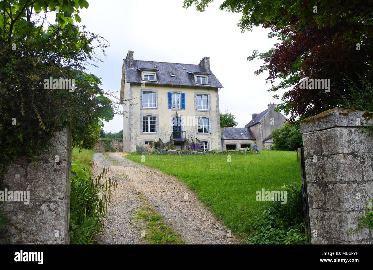 Une maison individuelle maison française à Huelgoat, Bretagne, France - John Gollop Banque D'Images