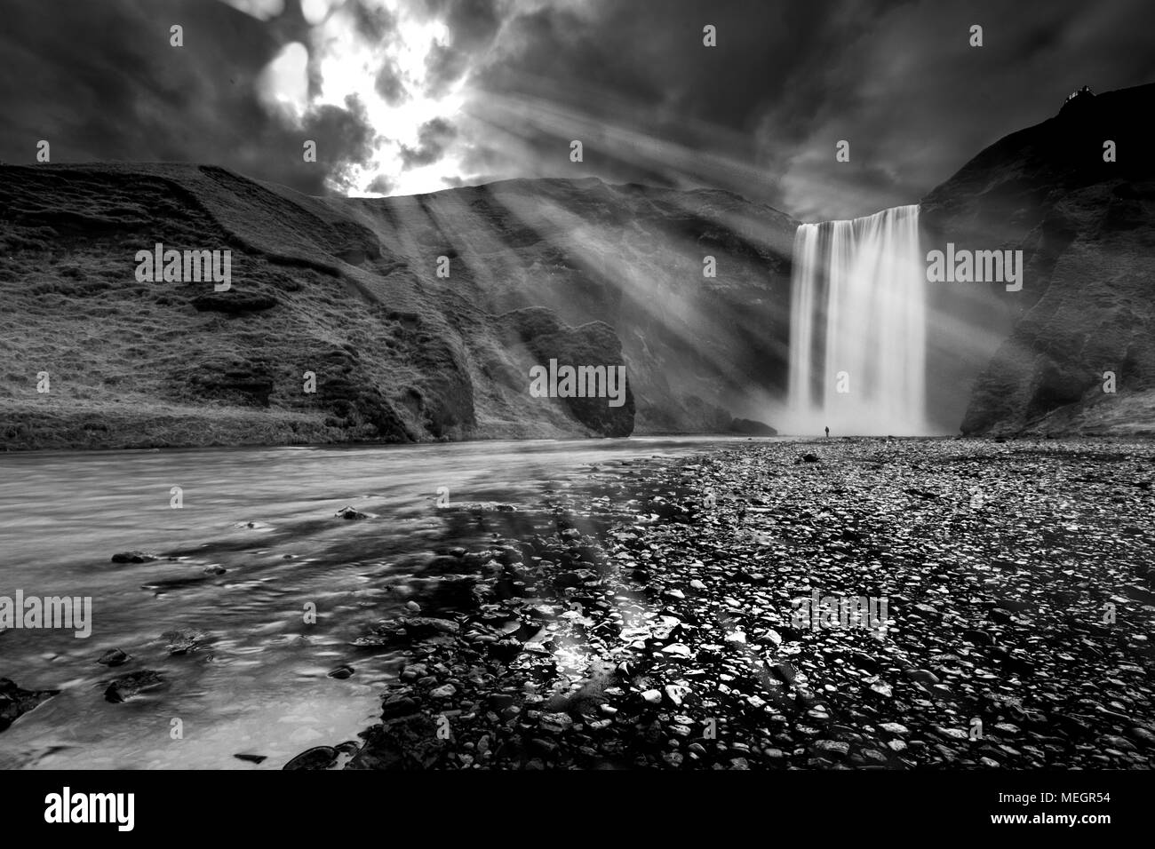 Une capture en noir et blanc de la cascade de Skogafoss hivers sur une après-midi, l'Islande Banque D'Images