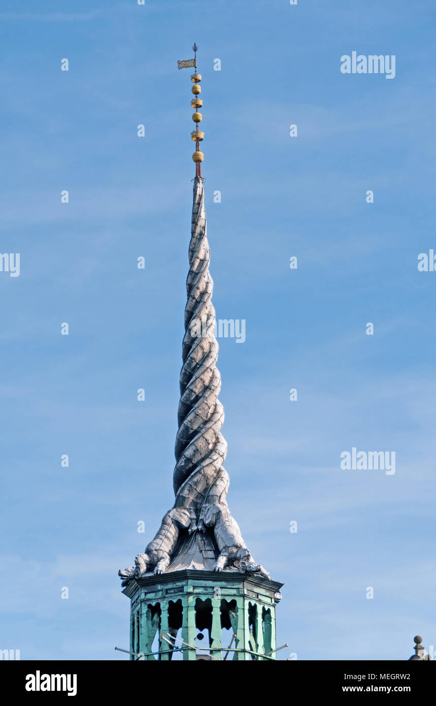 Le dragon spire sur la tour de la bourse de Copenhague Banque D'Images