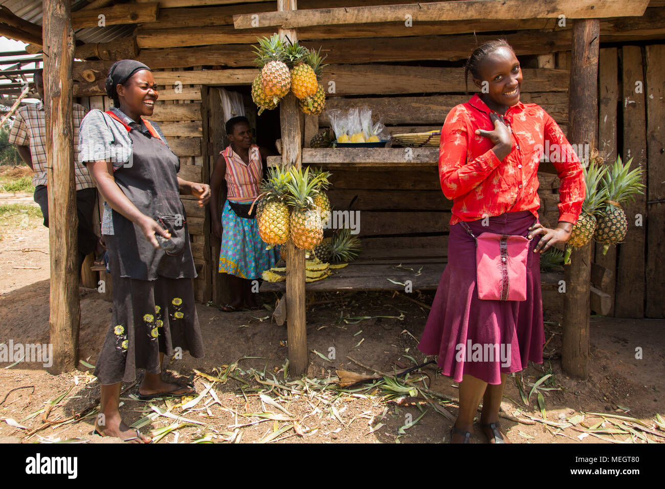 Des femmes vendent des pommes de pin sur le marché, de l'Ouganda Banque D'Images