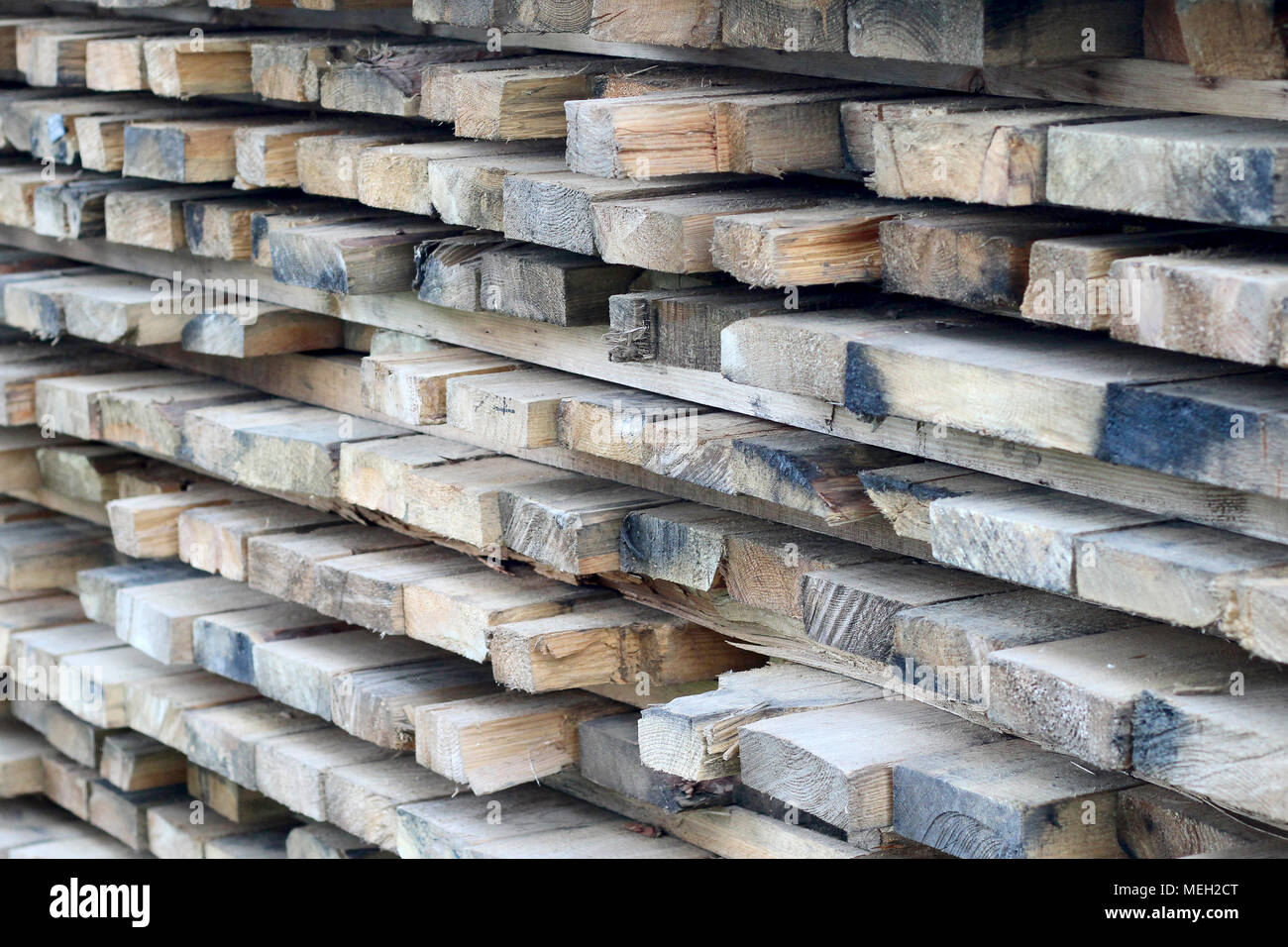 Pile de planches en bois. photo Banque D'Images
