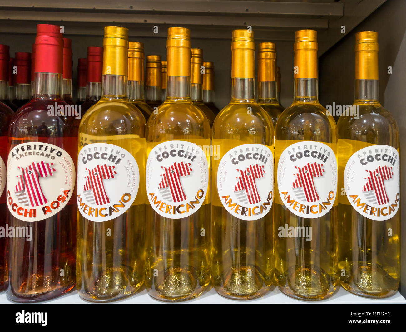 Un supermarché affichage des bouteilles d'Aperitivo Cocchi Americano Bianco Vin d'apéritif et une bouteille de Rosa Banque D'Images