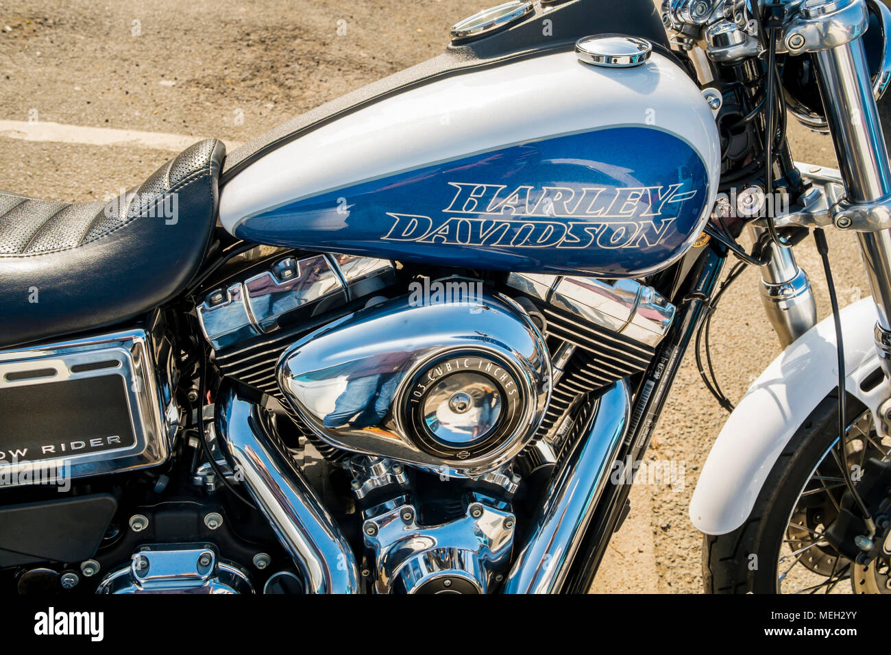Gros plan du moteur 2 cylindres d'une Harley Davdson Low Rider motor cycle avec un moteur de 103 pouces cubes à Helmsley Market Place, North Yorkshire Banque D'Images