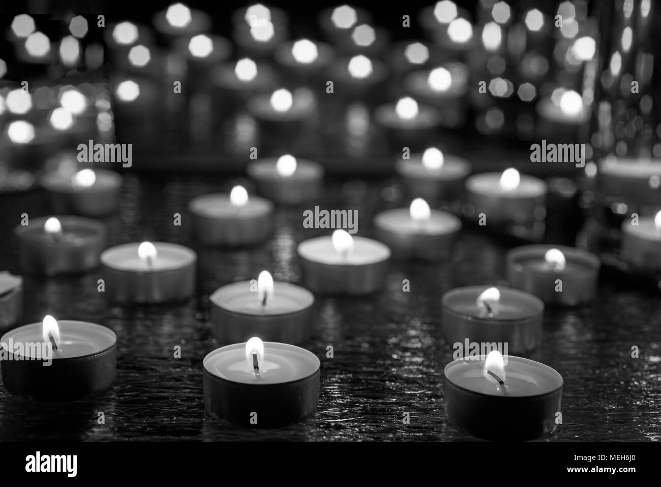 Ébavurage de bougies sur du verre décoratif. Fond sombre. Résumé photo. Banque D'Images