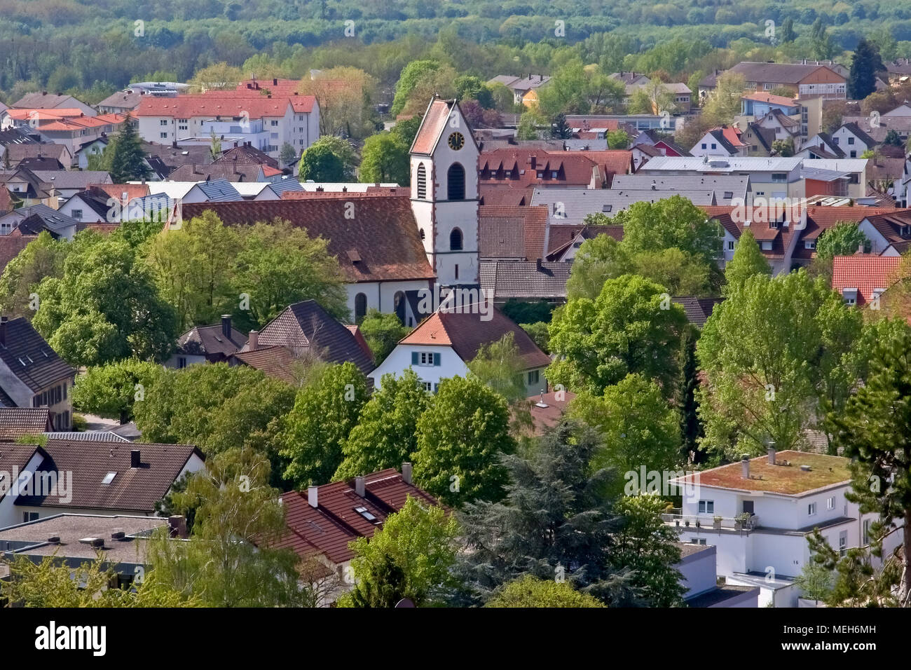 Vue panoramique du vieux Weil (Weil am Rhein) village entouré d'arbres verts, Bade-Wurtemberg, Allemagne. Banque D'Images