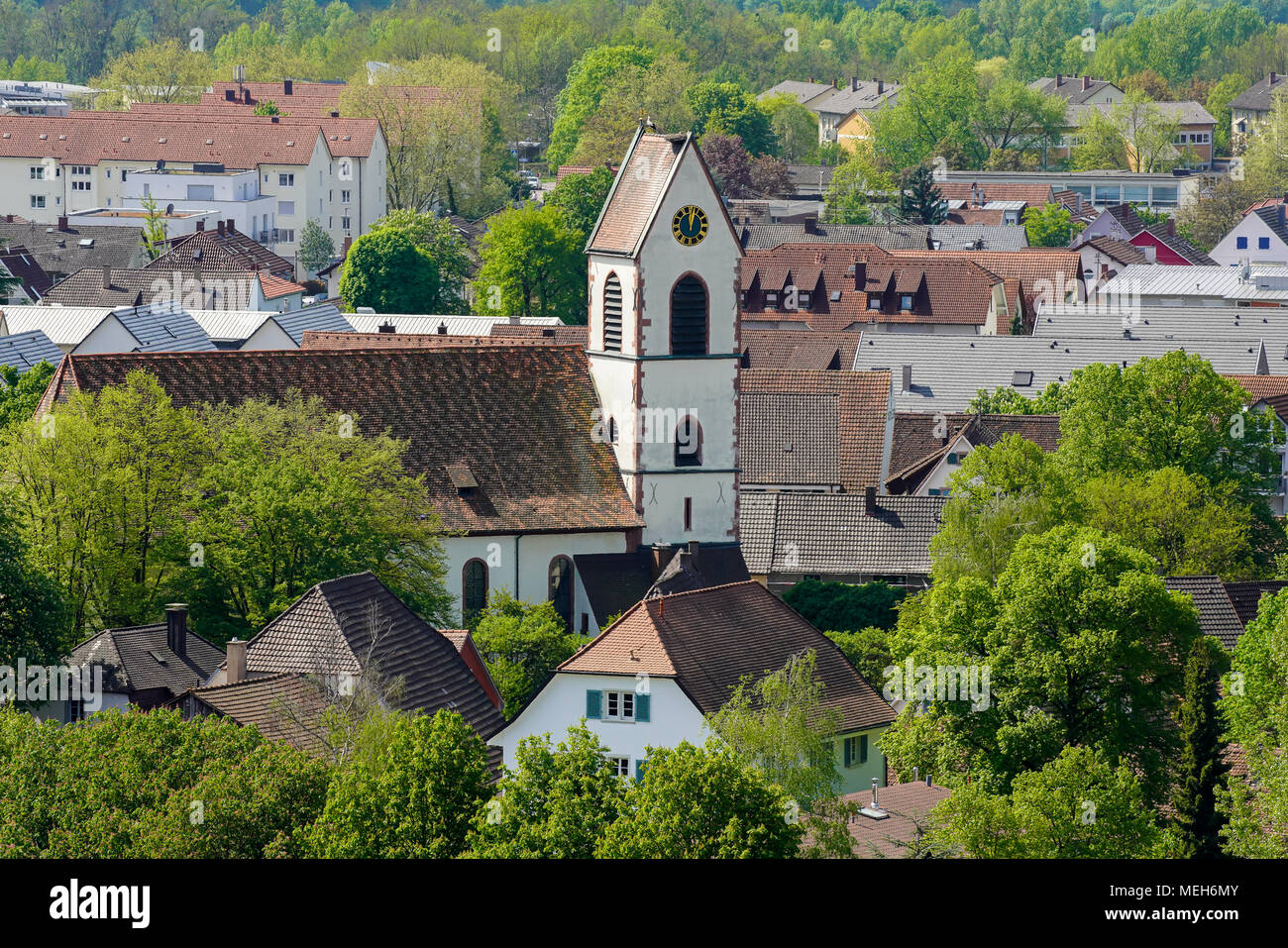 Vue panoramique du vieux Weil (Weil am Rhein) village entouré d'arbres verts, Bade-Wurtemberg, Allemagne. Banque D'Images