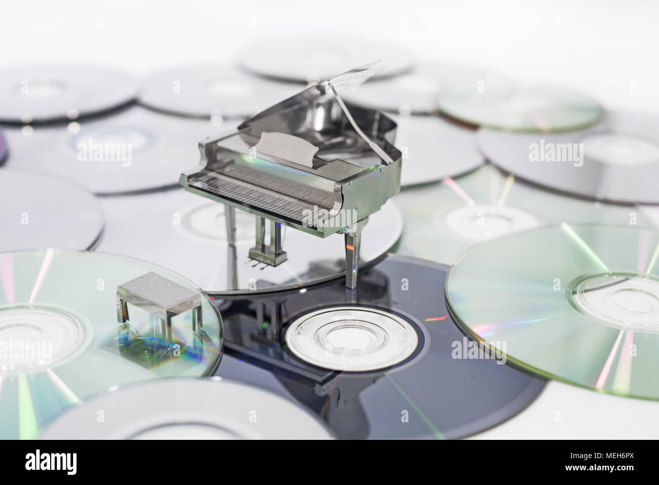 Résumé photo de la musique. Petit piano métallique avec des notes d'adresses. Piano Jazz. Banque D'Images