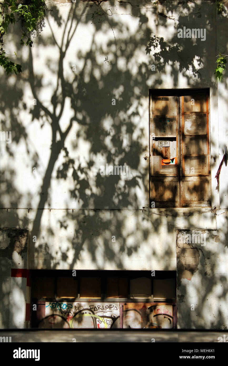 La lumière du soleil avec ombre sur fenêtre et des capacités, Poblenou, Barcelone, Catalogne, Espagne Banque D'Images