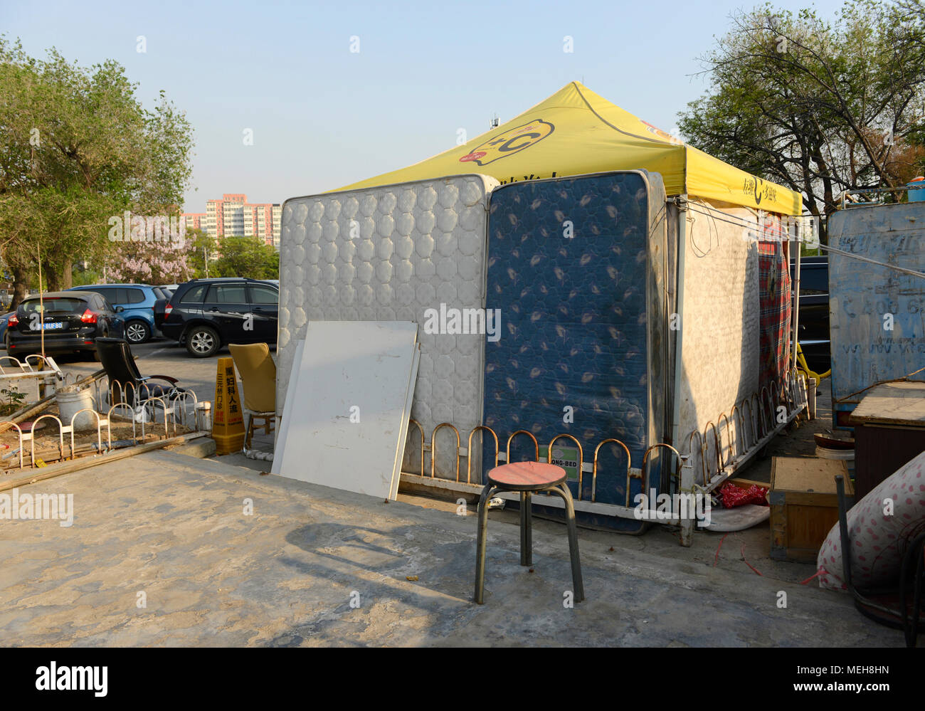 Formulaire matelas les parois d'une tente temporaire dans un parking à l'est de Beijing, Chine Banque D'Images