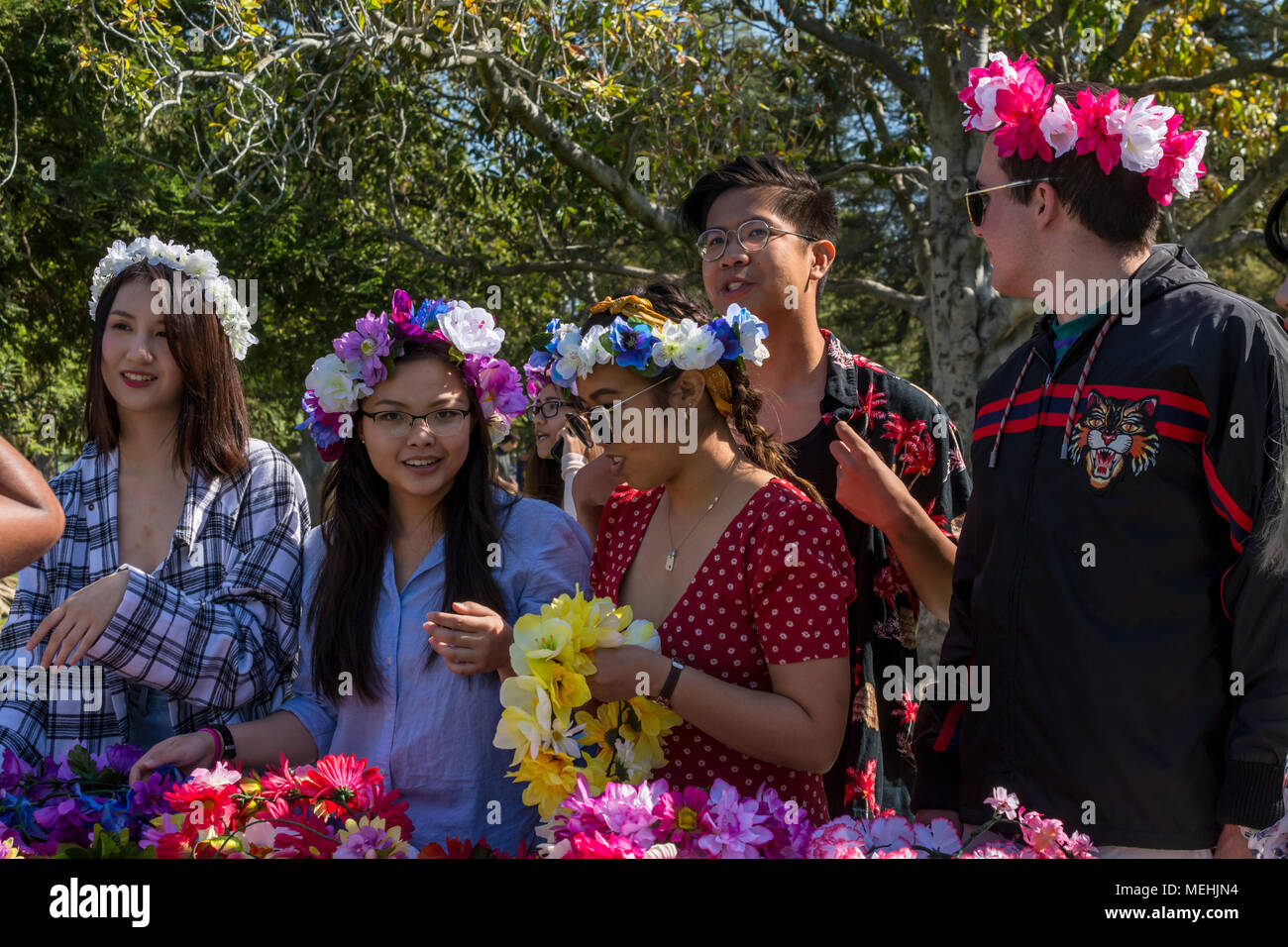Davis, Californie, U.S.A. 21avril 2017. Les étudiants avec des couronnes de fleurs dans un stand au cours de UC Davis, pique-nique annuel 24. Pique-nique est un jour heureux de l'UC à Cali Banque D'Images