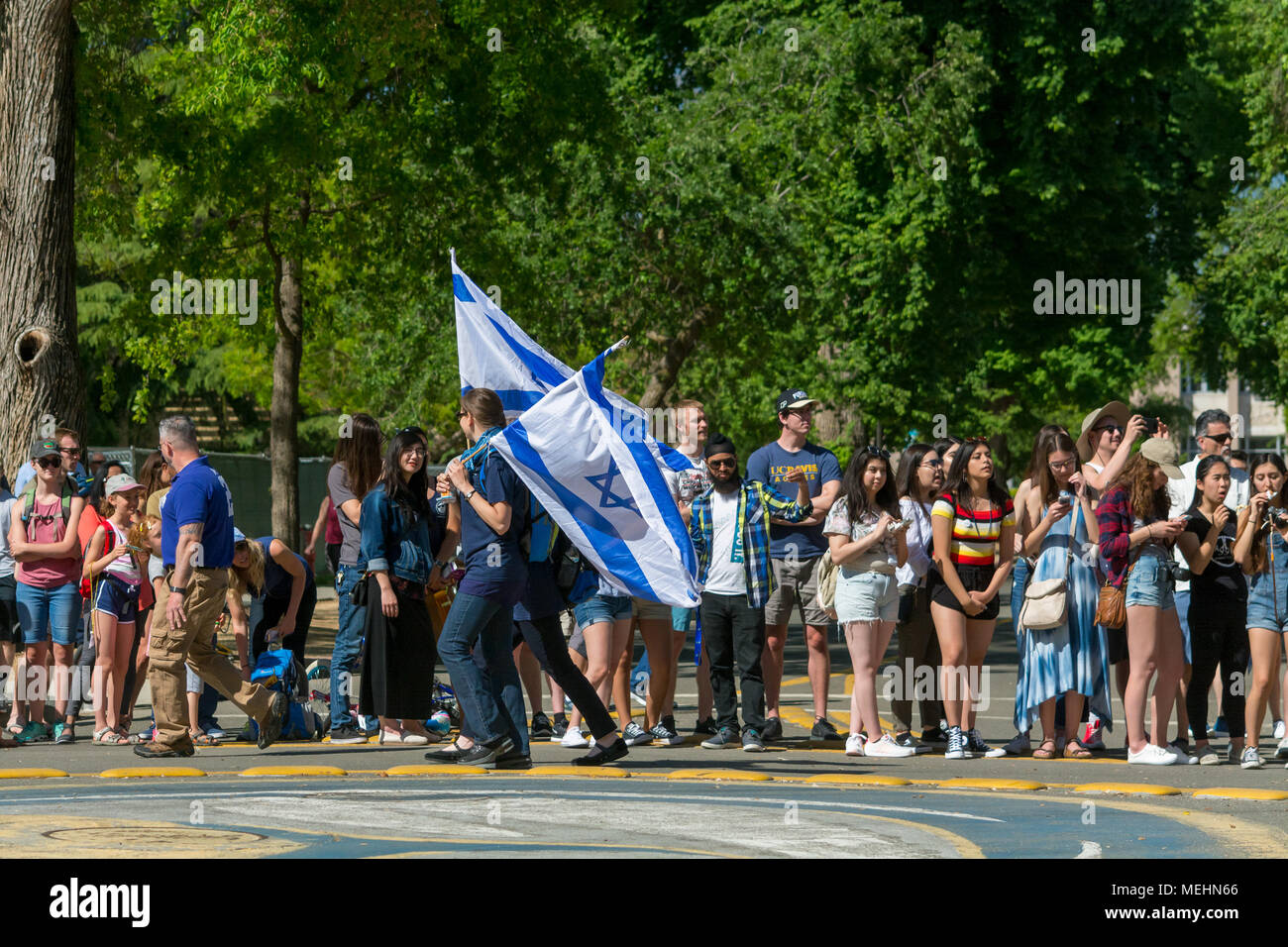 Davis, Californie, U.S.A. 21avril 2017. Étoile de David à l'appui de la culture juive la parade au cours de UC Davis, pique-nique annuel. Pique-nique est un heureux Banque D'Images