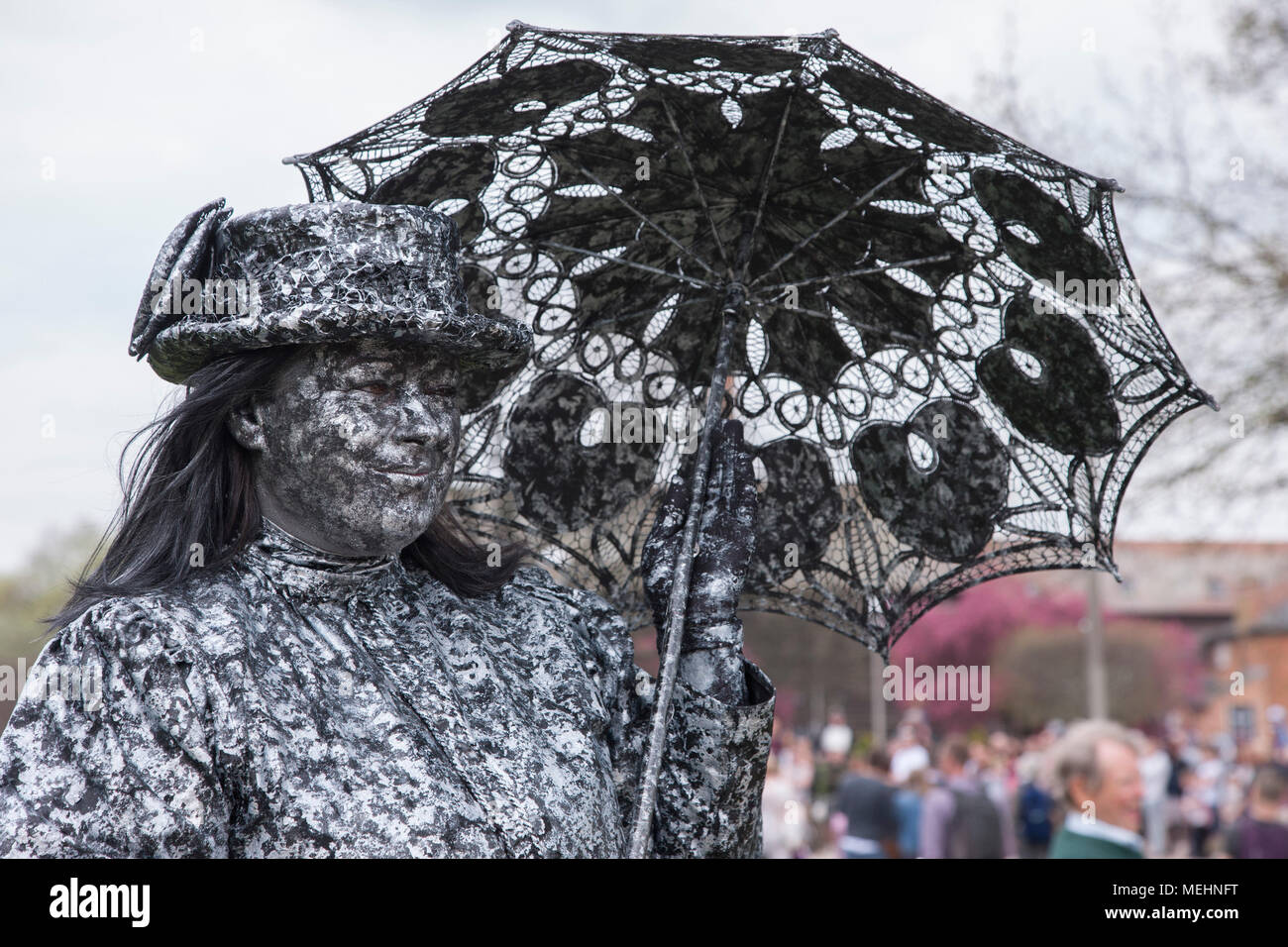 Stratford Upon Avon, Warwickshire, le 22 avril 2018. Dame Elen, artiste tchèque n° S06. La dernière journée de la première statue vivante la concurrence dans les jardins de Bancroft qui a lieu sur 3 jours, dans le cadre du 454 e anniversaire de Shakespeare un événement unique mettant en vedette certains des meilleurs artistes du monde entier, y compris monde et champions nationaux. Credit : Keith J Smith./Alamy Live News Banque D'Images