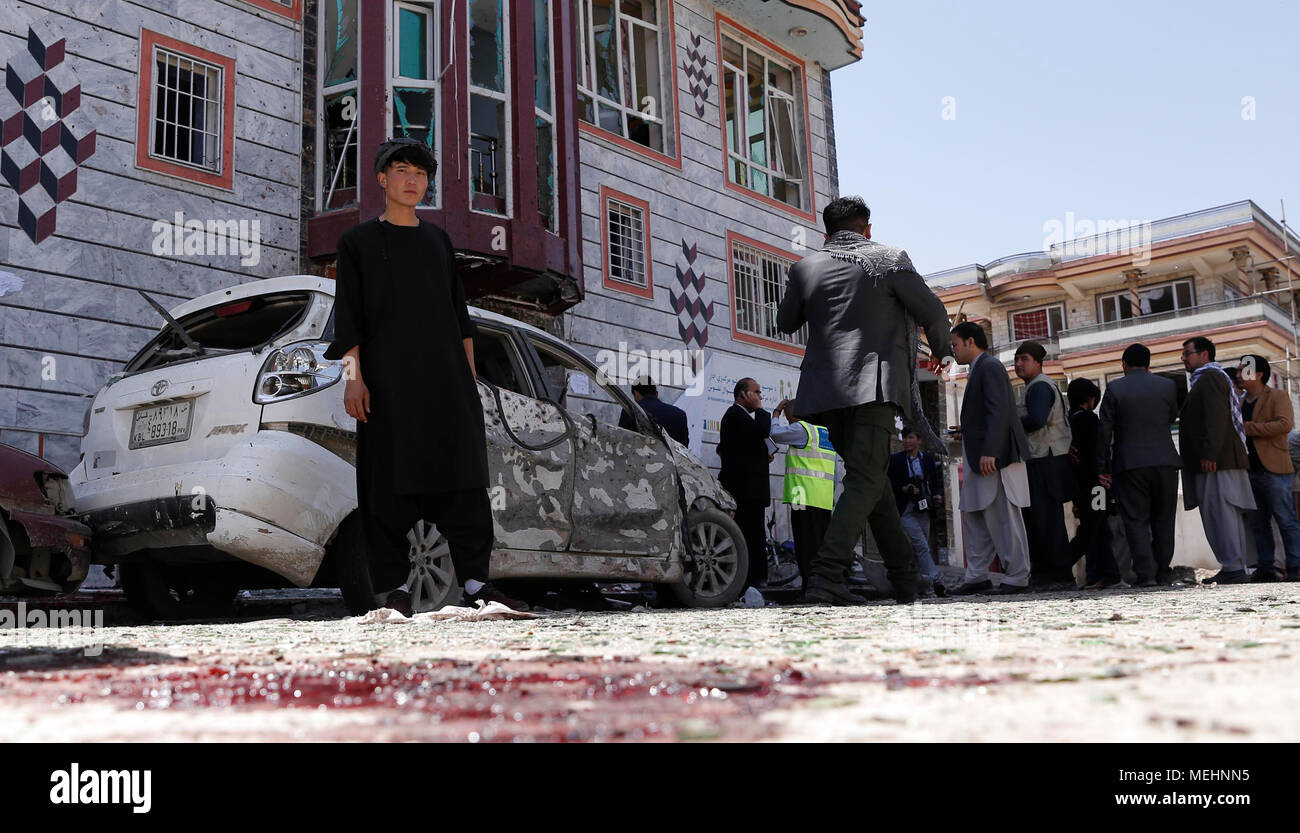 Kaboul, Afghanistan. 22 avr, 2018. Les résidents locaux se réunissent près du site d'une explosion à Kaboul, Afghanistan, le 22 avril 2018. Jusqu'à 36 personnes ont été confirmées décédées et 60 autres ont subi des blessures comme des militants des activités liées aux élections pour les élections à venir dans l'insurrection-battered Afghanistan le dimanche. Credit : STR/Xinhua/Alamy Live News Banque D'Images