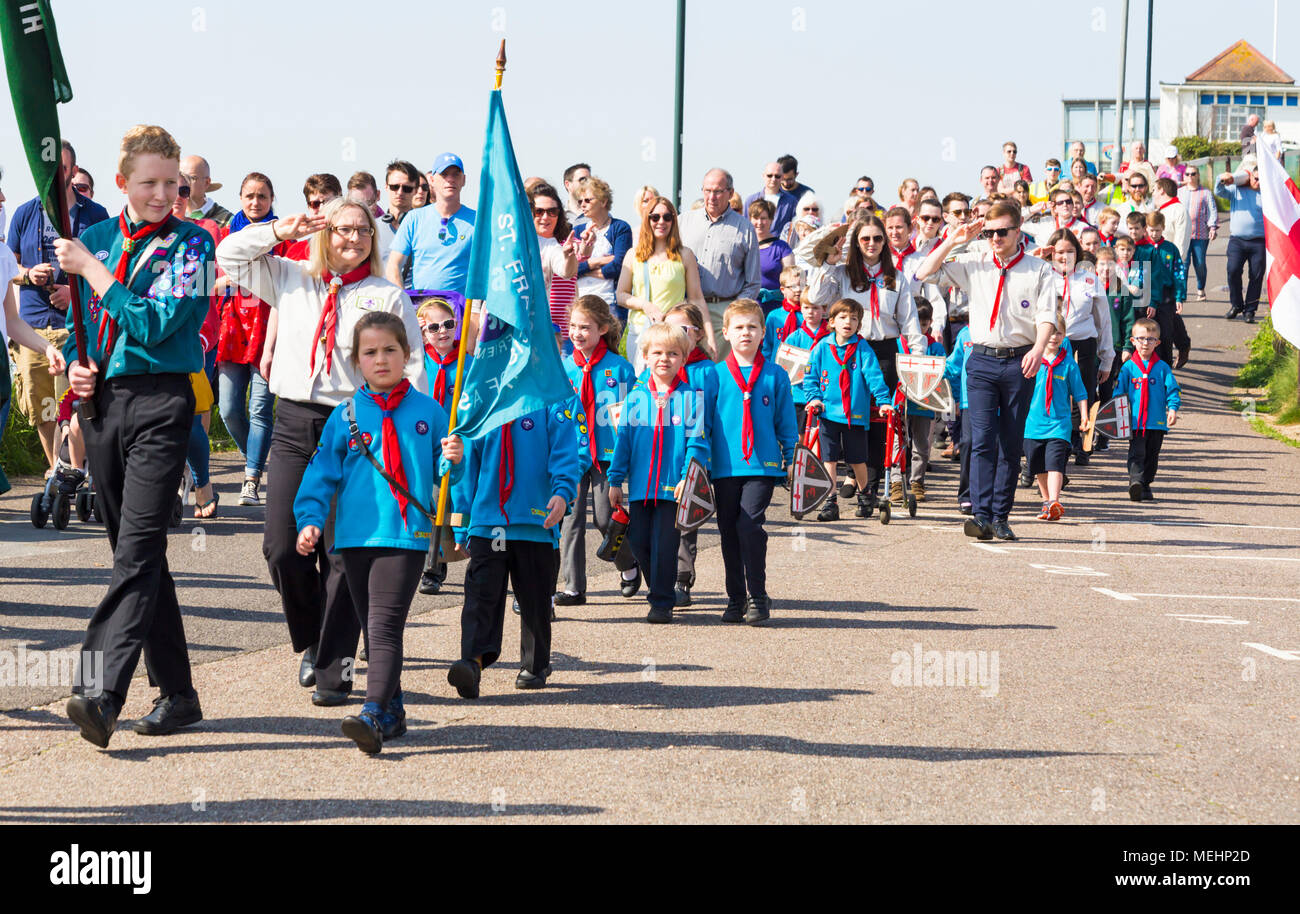 Bournemouth, Dorset, Royaume-Uni 22 avril 2018. Un temps chaud et ensoleillé pendant que des centaines de personnes se détournent pour soutenir la parade des scouts de la Saint-Georges à Bournemouth. Jeunes garçons et filles scouts petits castors fêtent la fête de Saint Georges en prenant part à la procession. Crédit : Carolyn Jenkins/Alay Live News Banque D'Images