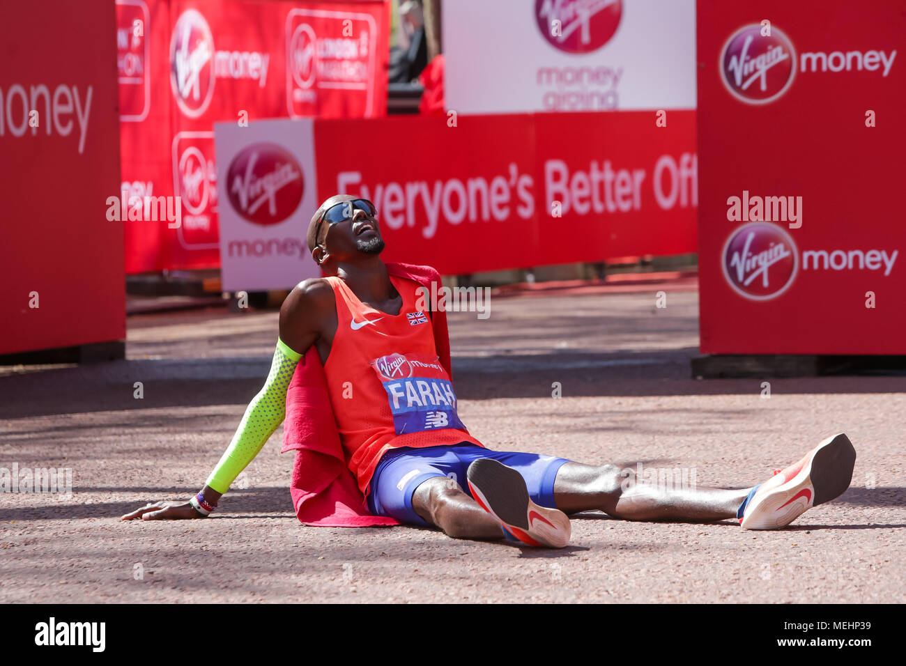 Londres, Royaume-Uni. 22 avr, 2018. Mo Farah de la Grande-Bretagne réagit après avoir terminé les hommes groupe d'élite au Marathon de Londres 2018 à Londres, Angleterre le 22 avril 2018. Crédit : Richard Washbrooke/Xinhua/Alamy Live News Banque D'Images