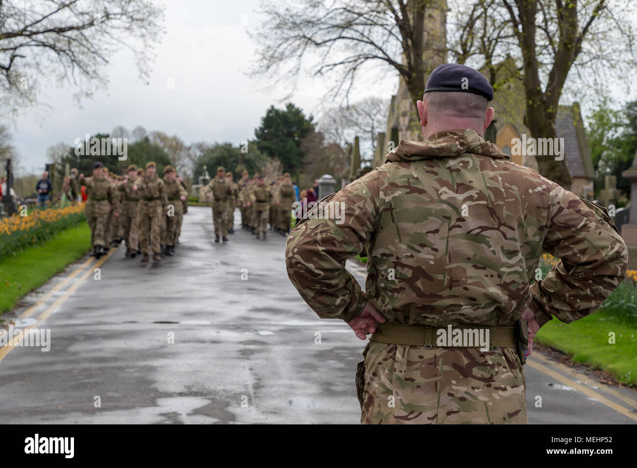 Warrington, Royaume-Uni, 22 avril 2018. Les Cadets de l'Armée de Warrington mars en position le long d'une route mouillée dans le coin des soldats du cimetière de Warrington le dimanche 22 avril 2018 Crédit : John Hopkins/Alamy Live News Banque D'Images