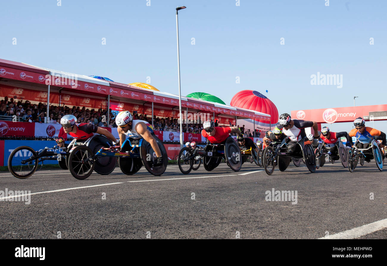 Londres, Royaume-Uni. 22 avr, 2018. Les athlètes en fauteuil roulant en compétition pendant le marathon de Londres 2018 à Londres, Angleterre le 22 avril 2018. Credit : Xu Hui/Xinhua/Alamy Live News Banque D'Images