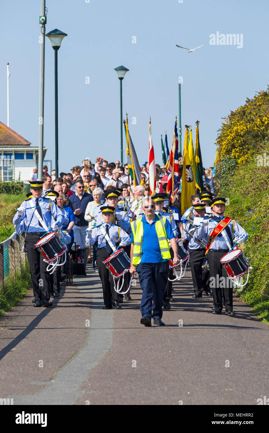 Bournemouth, Dorset, Royaume-Uni 22 avril 2018. Un temps chaud et ensoleillé pendant que des centaines de personnes se détournent pour soutenir la parade des scouts de la Saint-Georges à Bournemouth. La bande de marche de Bournemouth célèbre la fête de Saint-Georges qui participe à la procession. Crédit : Carolyn Jenkins/Alay Live News Banque D'Images