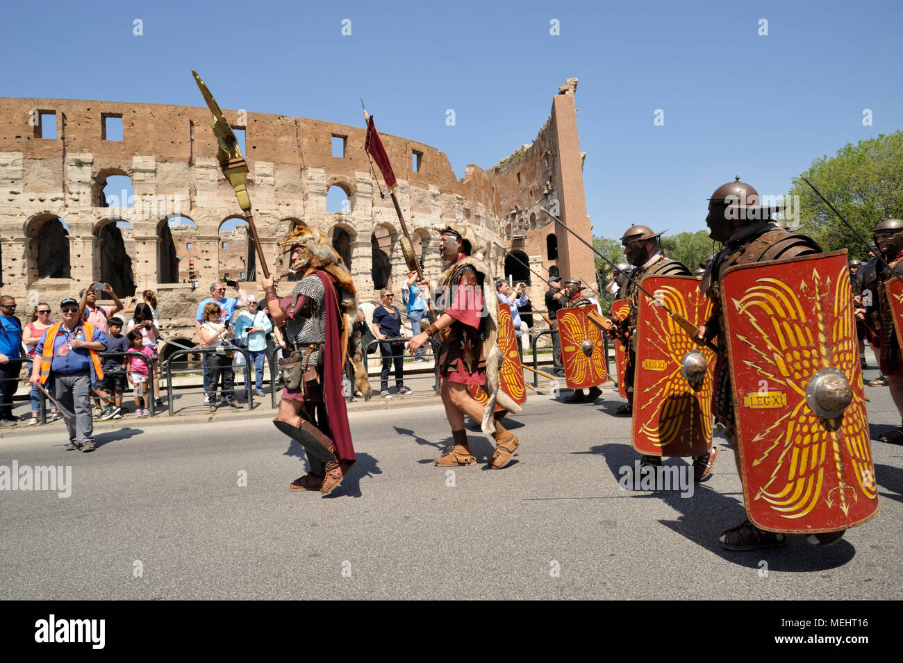 Rome, Italie. 22 avril, 2018. Natale di Roma à Rome, Italie. Le 2771St Rome célèbre l'anniversaire de la fondation de la ville en 21 Avril 753 B.C. cortège historique dans les rues de Rome. Les gens sont vêtus de costumes romains antiques. Credit : Vito Arcomano/Alamy Live News Banque D'Images