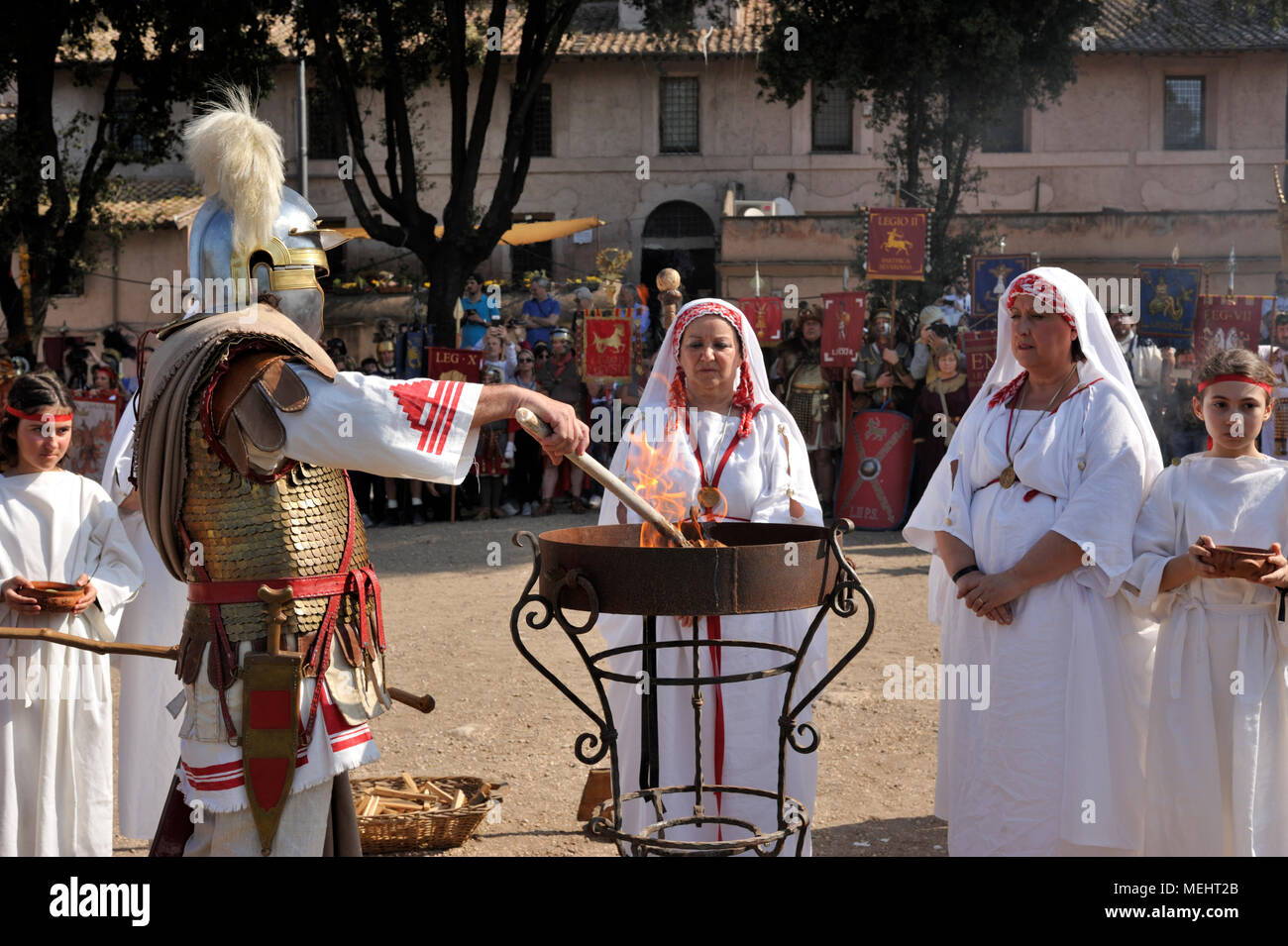 Rome, Italie. 22 avril, 2018. Natale di Roma à Rome, Italie. Le 2771St Rome célèbre l'anniversaire de la fondation de la ville en 21 Avril 753 B.C. cortège historique dans les rues de Rome. Les gens sont vêtus de costumes romains antiques. Cérémonie d ouverture au Cirque Maxime : les Vestales light le feu sacré. Credit : Vito Arcomano/Alamy Live News Banque D'Images