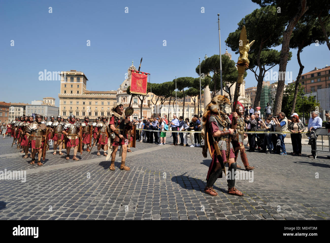 Rome, Italie. 22 avril 2018. Natale di Roma à Rome, Italie. Rome célèbre le 2771e anniversaire de la fondation de la ville le 21 avril 753 av. J.-C. défilé historique dans les rues de Rome. Les gens sont habillés de costumes romains anciens. Crédit : Vito Arcomano/Alamy Live News Banque D'Images