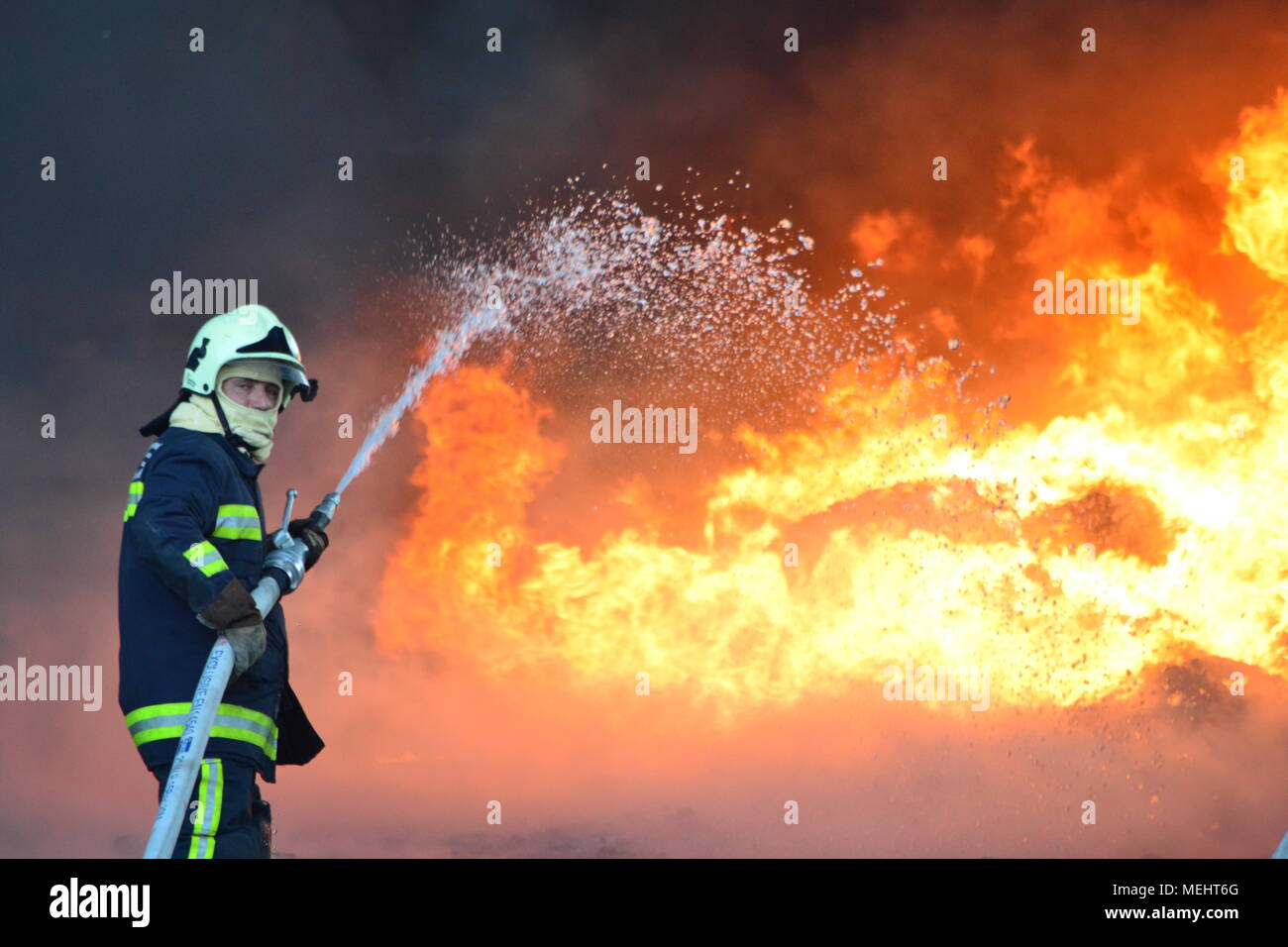 Kashar, Tirana-Albania, 22 avril 2018. Grand feu brûle complètement une entreprise de recyclage de Kashar, 10 fire-unités déjà sur la scène du mal à éteindre les flammes. Pas de blesse ou décès sont signalés Crédit : Antonio Cakshiri/Alamy Live News Banque D'Images