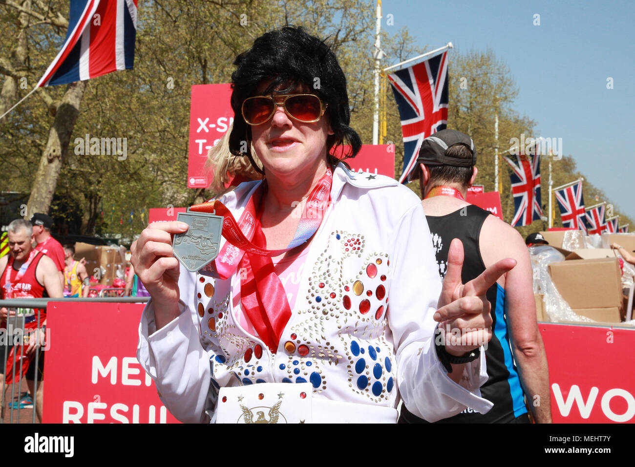 Londres, Royaume-Uni, le 22 avril 2018. Un coureur en pleine vitesse d'Elvis sur la ligne d'arrivée. Un nombre record de coureurs prennent part à la célèbre course - un peu plus de 47 000 inscrits et autour de 41 000 ont repris leur race les emballages au début. En dépit de nombreuses difficultés avec le avec le temps ensoleillé et chaud le long de la route, la course devrait toujours être sur la bonne voie pour battre la finition précédente comme les nombres, aussi. Credit : Imageplotter News et Sports/Alamy Live News Banque D'Images