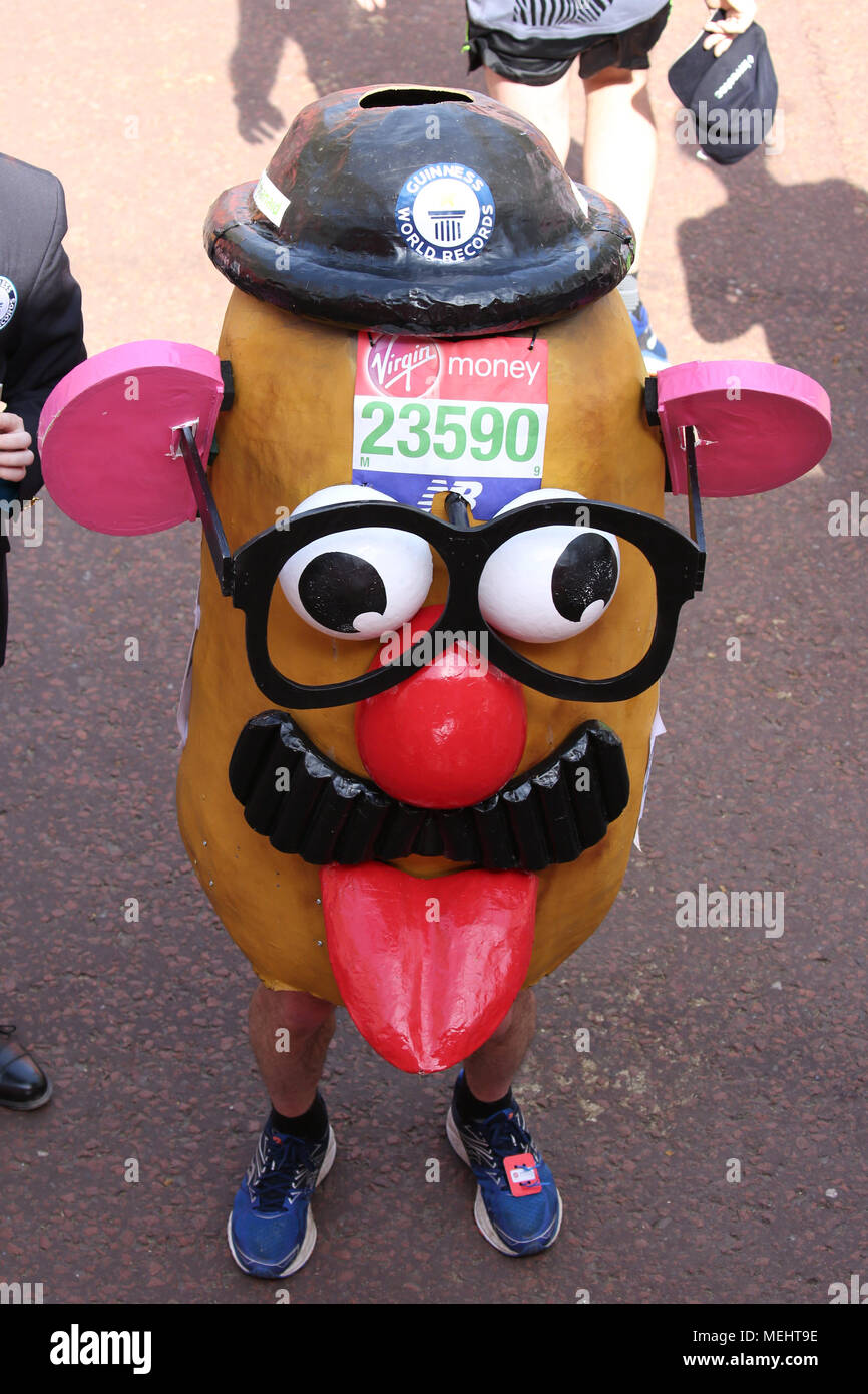 Londres, Royaume-Uni, le 22 avril 2018. M. Potato Head est heureux d'avoir terminé sa tentative de record. Un nombre record de coureurs prennent part à la célèbre course - un peu plus de 47 000 inscrits et autour de 41 000 ont repris leur race les emballages au début. En dépit de nombreuses difficultés avec le avec le temps ensoleillé et chaud le long de la route, la course devrait toujours être sur la bonne voie pour battre la finition précédente comme les nombres, aussi. Credit : Imageplotter News et Sports/Alamy Live News Banque D'Images